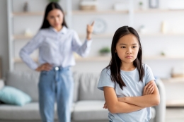 Orangtua memarahi anak karena anak menyalahi orang lain (Sumber: Prostock-Studio)