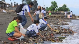 Menjadi Relawan di Pantai sebagai Suatu Kegiatan Hari Lingkungan Hidup Sedunia (Sumber: bali.tribunnews.com)