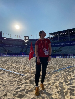 Christina Valeryevna saat sedang bertugas menjadi media services di piala dunia sepakbola pantai Rusia 2021. Sumber foto : Dokumen pribadi penulis
