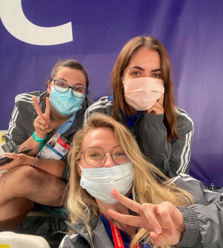 Anne, Yulia dan Valeria yang mengkoordinir tim saat di piala dunia sepakbola pantai. Sumber foto : Dokumen pribadi penulis