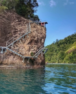 Ketinggian wahana cliff jumping di Pulau Sironjong Ketek dengan ketinggian 15 meter yang sangat menantang (Dokpri)