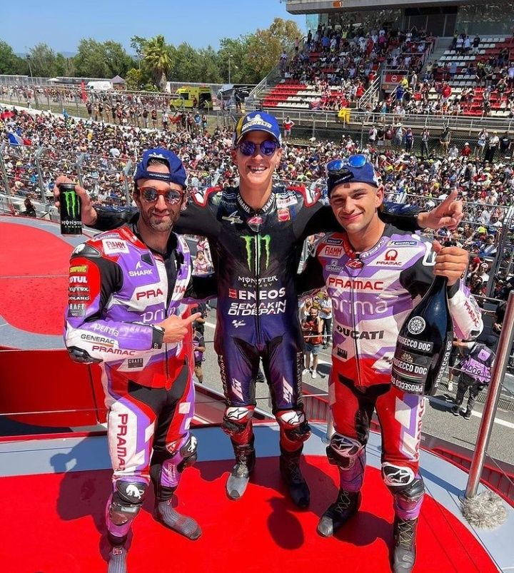 Podium GP Catalunya 2022. Dua rider Prancis berdiri di podium tanah Spanyol. (Sumber: Instagram MotoGP)