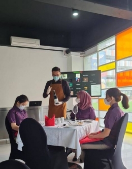 Mahasiswa sedang berlatih teknik Flambé dalam french service (upaya memberikan service excellence) Dokpri