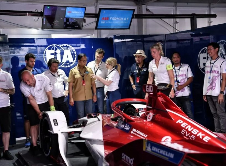 Anies Baswedan pose bersama kru dari salah satu tim pebalap Formula E Jakarta. Sumber gambar instagram @AniesBaswedan