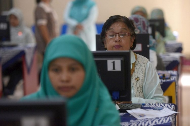 Guru mengerjakan soal uji kompetensi guru di SMA Negeri 3 Yogyakarta, Rabu (11/11/2015)(KOMPAS/FERGANATA INDRA RIATMOKO)