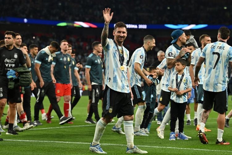Lionel Messi merayakan trofi Finalissima bersama rekan-rekannya. Foto: AFP/Glyn Kirk via Kompas.com