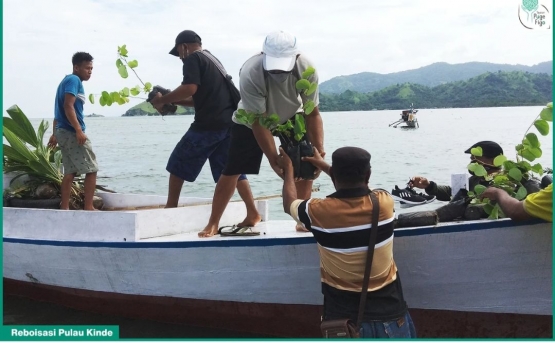 Penanaman anakan pohon - dok Yayasan Puge Figo