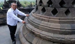 Yudi Suhartono dari Balai Konservasi Borobudur memperlihatkan keausan batu dan vandalisme oleh pengunjung (Sumber: antarafoto.com)