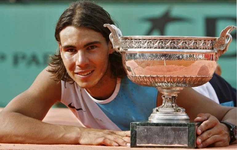 Rafael Nadal dg trophy french open 2007(trophy ke 3 dari 14). Sumber foto: tennisworldusa.org