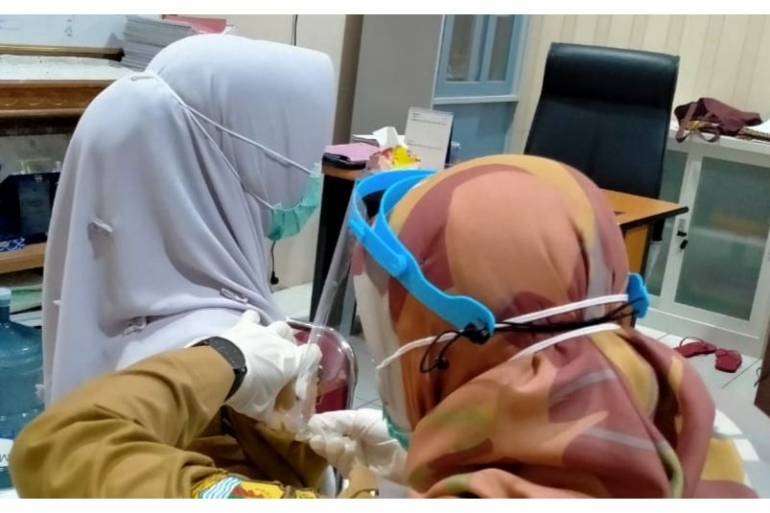 Proses vaksinasi booster kepada salah satu calon pemudik di Puskesmas Ngaliyan, Semarang. (Sabtu, 16/4). (Foto: Rofida).