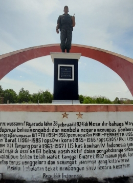 Patung Mussanif Ryacudu nan ikonis di Way Kanan Lampung. Dok pribadi