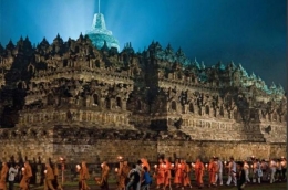 Ritual Pradaksina pada hari Tri Suci Waisak di Candi Borobudur. Sumber: National Geographic Indonesia