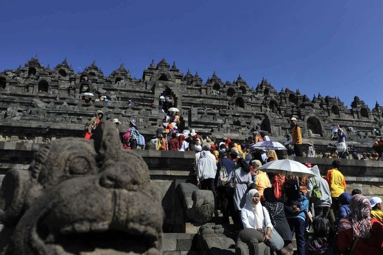 Para wisatawan sedang memadati wisata Candi Borobudur (sumber: kompas.com)