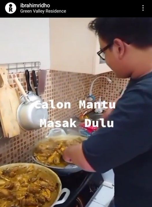 Ibrahim senang memasak dan belajar secara otodidak. Dokumen pribadi.