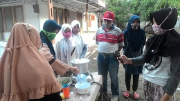 Pembuatan jamu tradisional dan handsanitizer alami (dokumentasi : Tim Panitia Kampung Tangguh Desa Sugihan)
