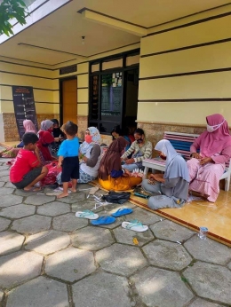 Pembuatan masker oleh warga Desa Sugihan (Dokumentasi : Tim Panitia Kampung Tangguh Semeru Desa Sugihan)