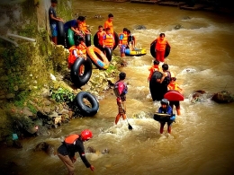 Masyarakat Tamansari Bersiap Melakukan Kukuyaan (Foto Yadi Kuya Aktivis Peduli Sungai)