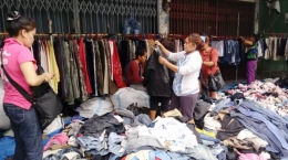 Orang sedang memilih pakaian di pasar sambu | Sumber: Tribun Mneda/Silfa Humaira