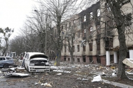 Mobil yang rusak dan bangunan akomodasi yang hancur terlihat di dekat pos pemeriksaan di Brovary, di luar Kyiv, Ukraina, Selasa, 1 Maret 2022. Foto: AP PHOTO/EFREM LUKATSKY via KOMPAS.com