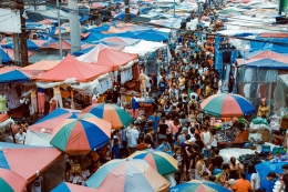 Kerumunan orang orang di pasar (pexels.com/Nice Guy)