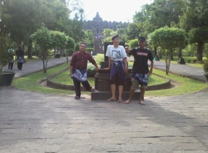Menikmati pesona Candi Borobudur bersama teman (dokpri)
