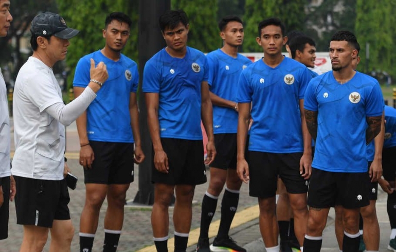 Pelatih Shin Tae Yong dan sebagian pemain Timnas Indonesia|dok. ANTARA FOTO/Hafidz Mubarak A, dimuat beritasatu.com