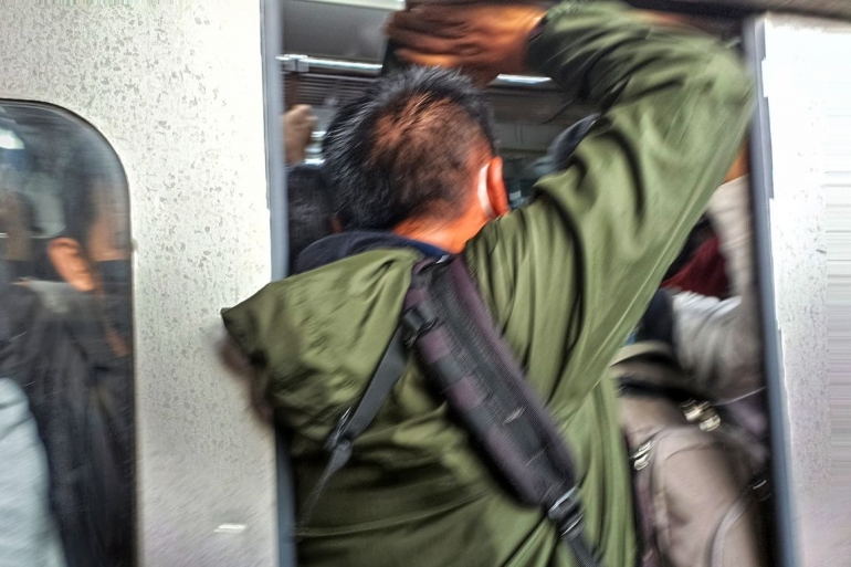 Terjepit di pintu kereta (foto by widikurniawan)