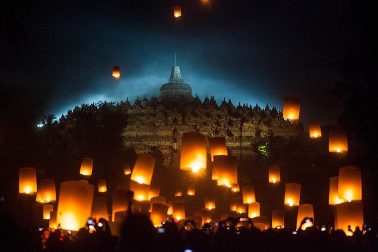 Pelepasan lampion sebagai simbol perdamaian serta menjadi rangkaian perayaan Tri Suci Waisak di Candi Borobudur. Foto: Antara Foto/Andreas Fitri Atmoko via Kompas.com