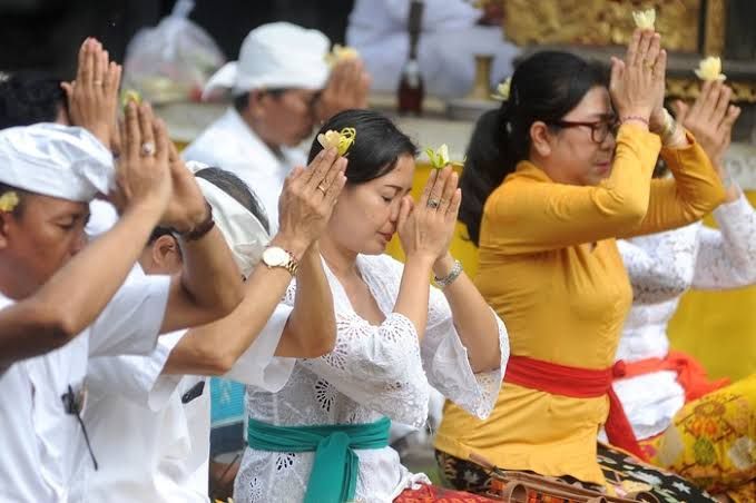Masyarakat Hindu Yang Tengah Sembahyang | Sumber Detik.com