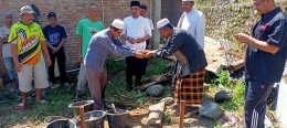 Buya Zainuddin (kanan) memberikan sebuah batu ke tokoh masyarakat dengan merendah. (foto dok afrizal arif)