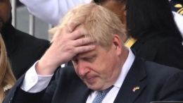 Boris Johnson selamat  dari mosi tidak percaya, namun posisinya kian melemah. Photo: news.sky.