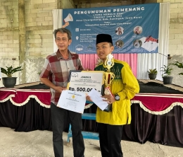 Juara kedua memperoleh hadiah uang sebesar Rp. 500.000,-, sertifikat dan piala diserahkan Kepala Desa Ciawigebang Yayat Hidayat. Dokumen pribadi.