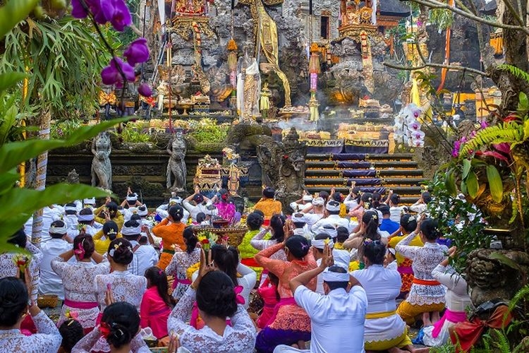 Umat Hindu sedang melakukan upacara keagamaan di salah satu pura di Ubud, Bali.| Sumber: Shutterstock.com/olegd via Kompas.com