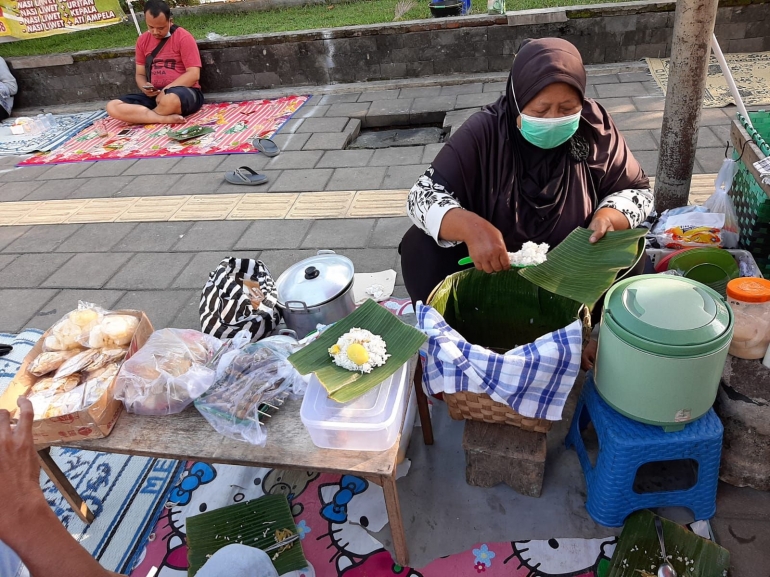dokpri | penjual nasi liwet mbak ani 2 sedang menyiapkan hidangan