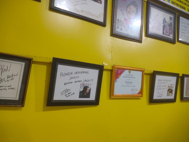 pajangan foto para pecinta kuliner dan artis-artis ibu kota yang pernah berkunjung di Ronde Jago (foto: Fikriyaasyam Danada Atmaja)