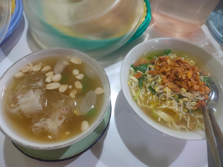 makanan yang terlaris di Ronde Jago ada Ronde Sekoteng dan Mie kopyok (foto: Fikriyaasyam Danada Atmaja)