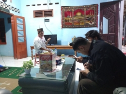 Gambar: salah satu anggota KKN019-UBHARA melakukan mencari data pengrajin tas atau UMKM Desa Kedensari Tanggulangin (DokPribadi)