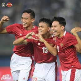 Selebrasi pemain timnas setelah gol kedua Indonesia (dari kanan: Rizky Ridho, Rahmat Irianto, Wita Sulaeman) (Foto: Facebook / PSSI)