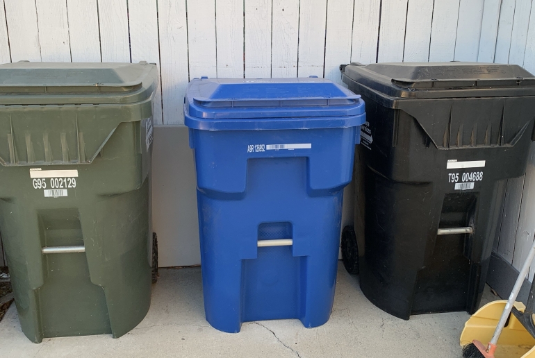 3 jenis tong sampah berdasarkan warna dan penggunaannya. Dokpri.
