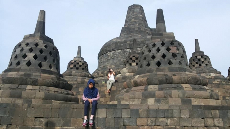 Kunjungan ketiga ke Borobudur tahun 2017 bersama Teteh anakku bungsu. Dokumen pribadi.
