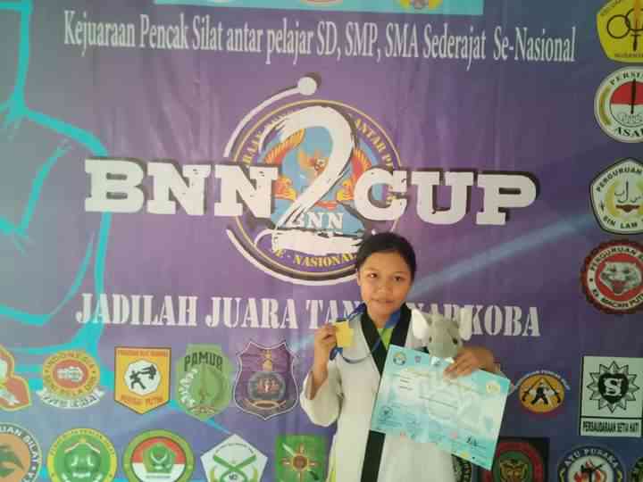 Anak kedua saya saat meraih Juara 1 di kejuaraan BNN Cup 2 (Dokumentasi pribadi)