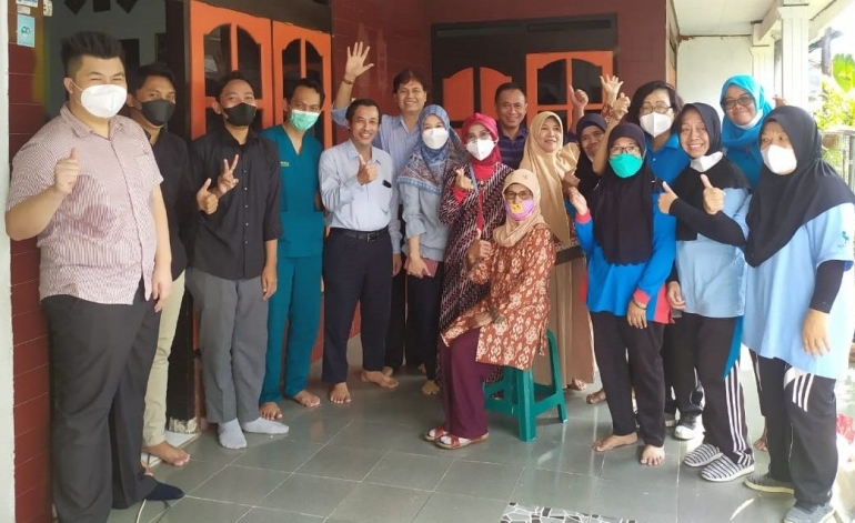 Tim RG Human Proteomic FK UNS berfoto bersama beberapa anggota PERSADIA Perumnas Palur, Karanganyar, Jawa Tengah seusai acara/dokpri