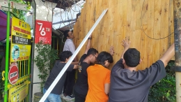 Gambar 2. Pemasangan papan kayu pada kerangka sign (Dokpri)