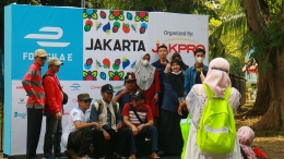 Warga berfoto di backdrop Jakarta E-Prix 2022 (dok. Dzulfikar)