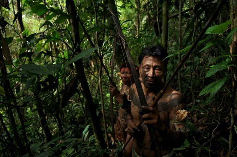 Ilustrasi masyarakat suku pedalaman sedang berburu di hutan/Sumber : regnskog-cloud.imgix.net