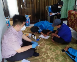 Pemeriksaan tekanan darah anggota PERSADIA Perumnas Palur, Karanganyar, Jawa Tengah oleh Tim RG Human Proteomic FK UNS/dokpri