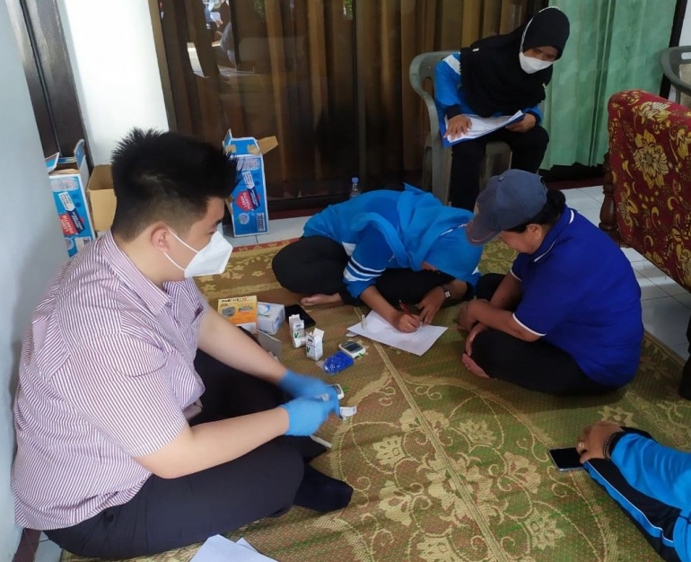 Pemeriksaan kadar Gula Darah Sewaktu (GDS) anggota PERSADIA Perumnas Palur, Karanganyar, Jawa Tengah oleh Tim RG Human Proteomic FK UNS/dokpri