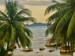 Image: Panorama Pulau Senoa dari Pantai Natuna Dive Resort (Photo by Merza Gamal)
