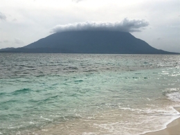 Image: Panorama Gunung Ranai dari Pantai Pulau Senoa (Photo by Merza Gamal)