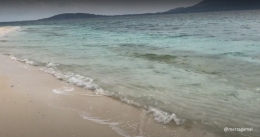Image: Pantai Senoa dengan pasir puti yang bersih dan air laut yang jernih dengan gradasi warna yang memikat (Photoby Merza Gamal)